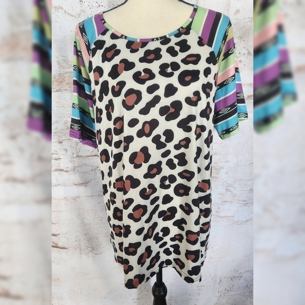 Leopard Print Short Sleeve Tee with Multicolor Striped Sleeves